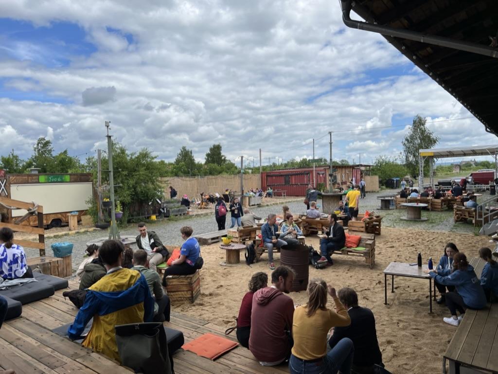 Menschen sitzen in einer Strandbar